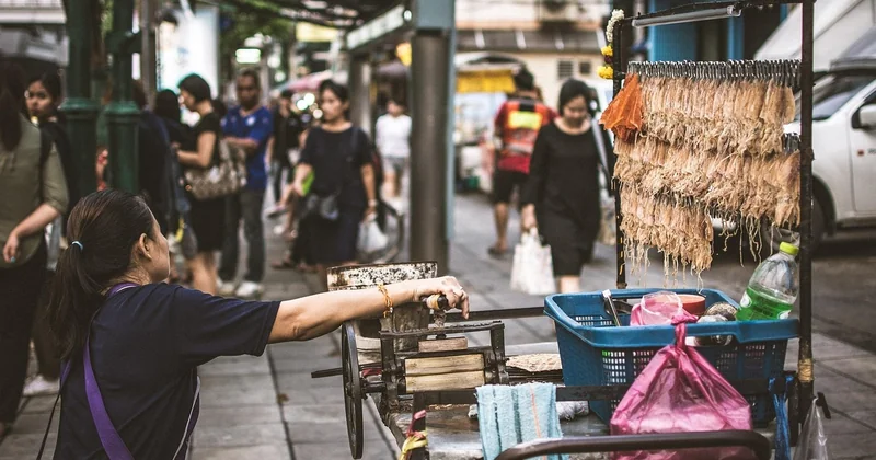 Les plats de rue incontournables : au-delà du pad thaï